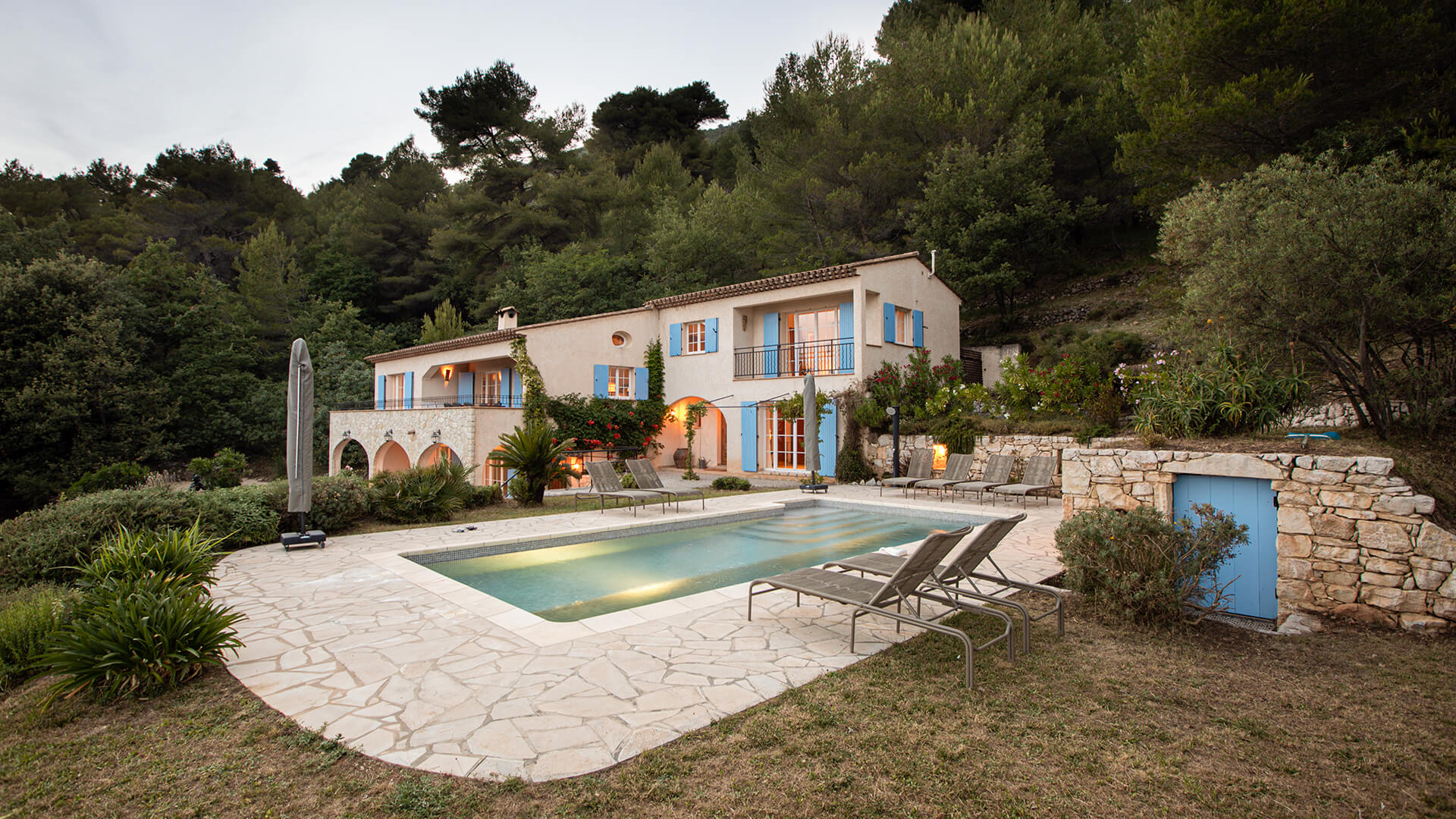 Skøn swimmingpool og dejlige udearealer i Sydfrankrig