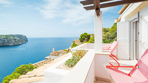 Minimalistisk terrasse med skøn udsigt til indsejlingen i Port d'Andratx