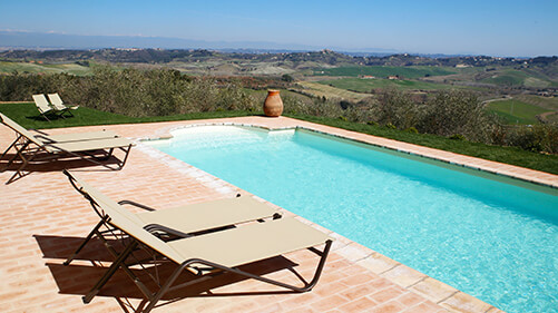 Afslapning ved dejlig pool med udsigt til toscansk natur
