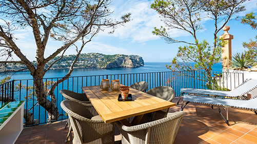 Fantastisk terrasse på Mallorca med udsigt til hav