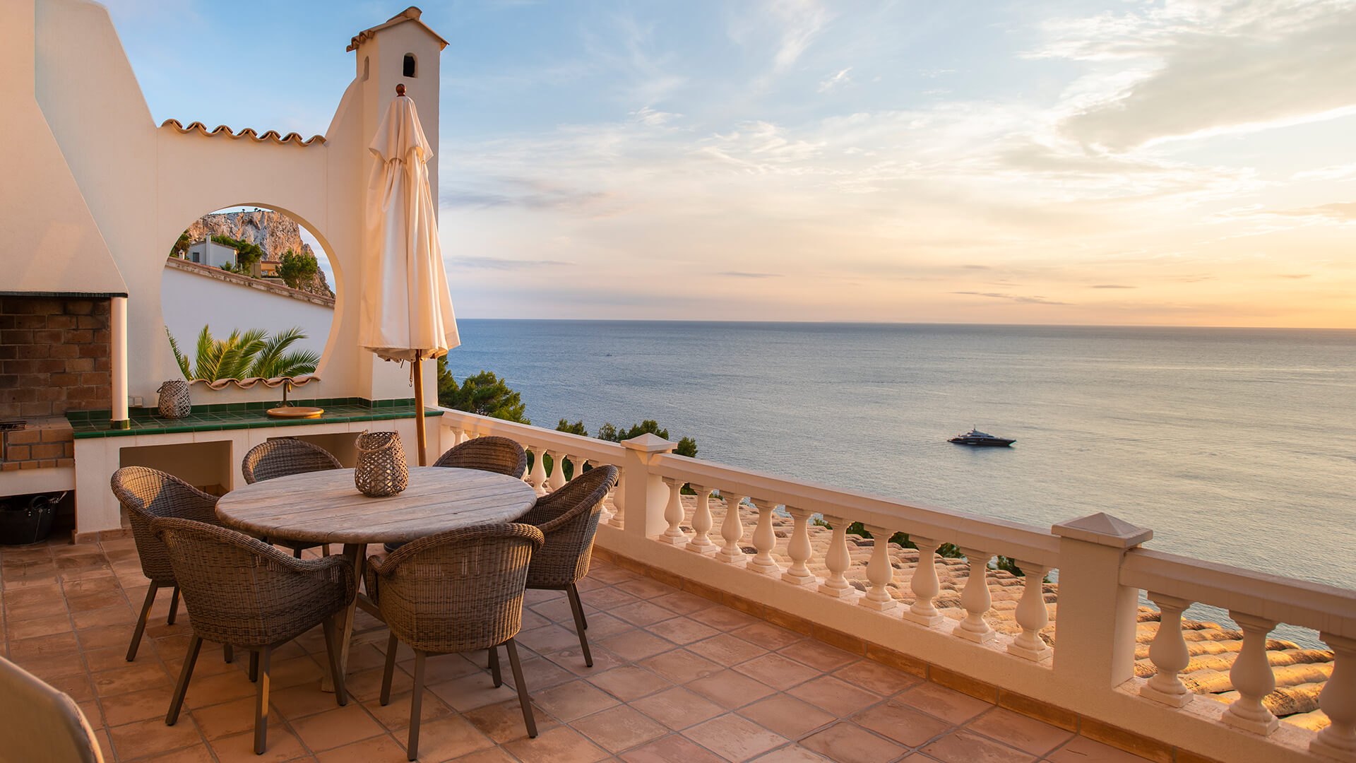 Dejlig udsigt til Middelhavet fra terrasse på Mallorca