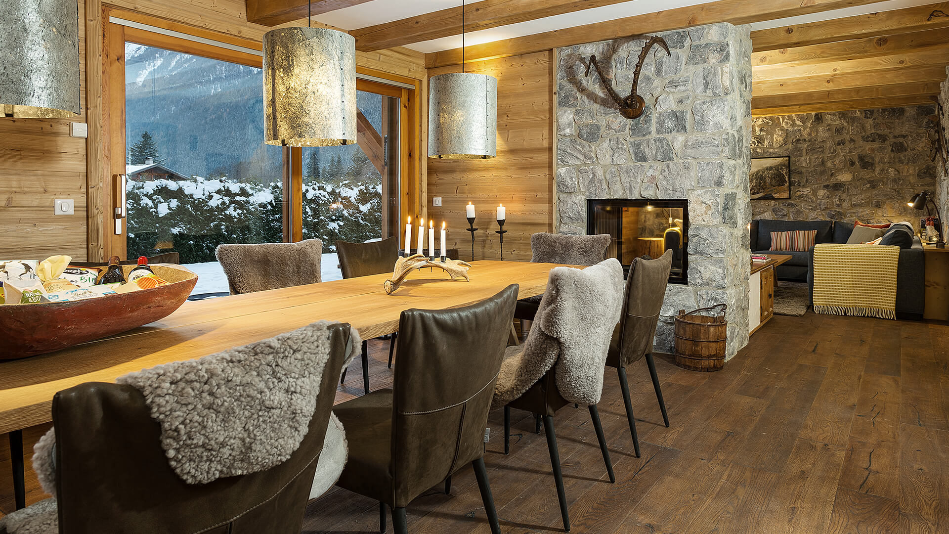 Chamonix inspireret spisestue fra feriebolig med sten, træ og skind