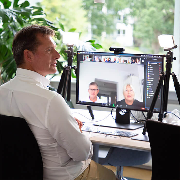 Anders Køj sidder til virtuelt informationsmøde