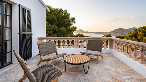Vidunderlig terrasse med udsigt til solnedgang og hav fra mallorcinsk feriebolig