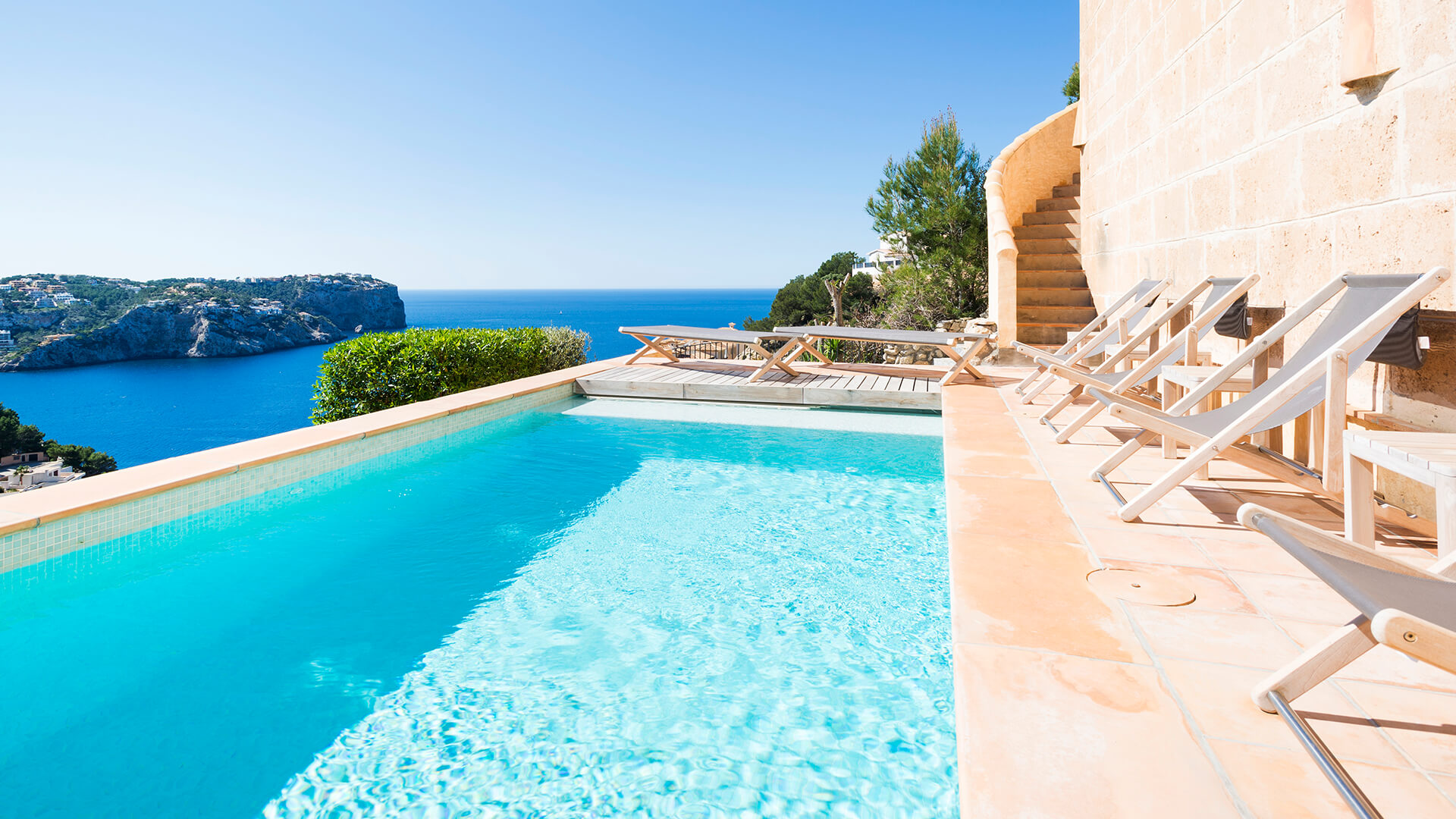 Skøn terrasse med flot blå pool og inspirerende udsigt til Port d'Andratx